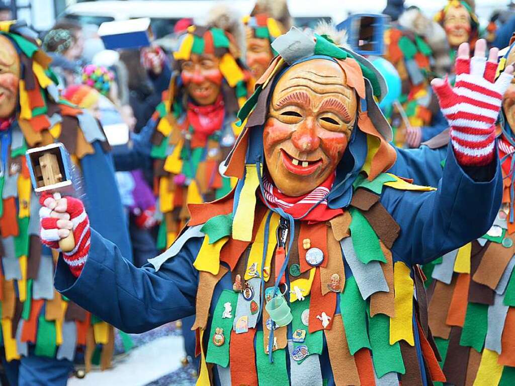 In Stegen beteiligten sich 74 Narrenznfte, Musikkapellen, Guggemusiken und Fasnetcliquen am groen Jubilumsumzug der Waldgeister.