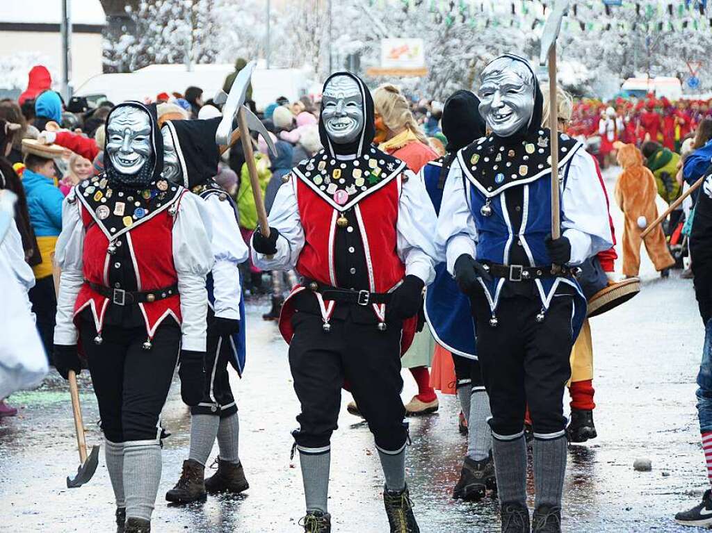 In Stegen beteiligten sich 74 Narrenznfte, Musikkapellen, Guggemusiken und Fasnetcliquen am groen Jubilumsumzug der Waldgeister.