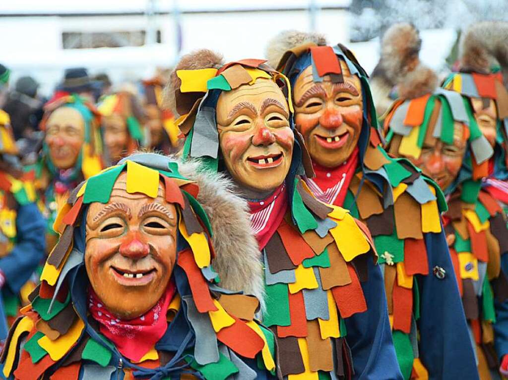 In Stegen beteiligten sich 74 Narrenznfte, Musikkapellen, Guggemusiken und Fasnetcliquen am groen Jubilumsumzug der Waldgeister.