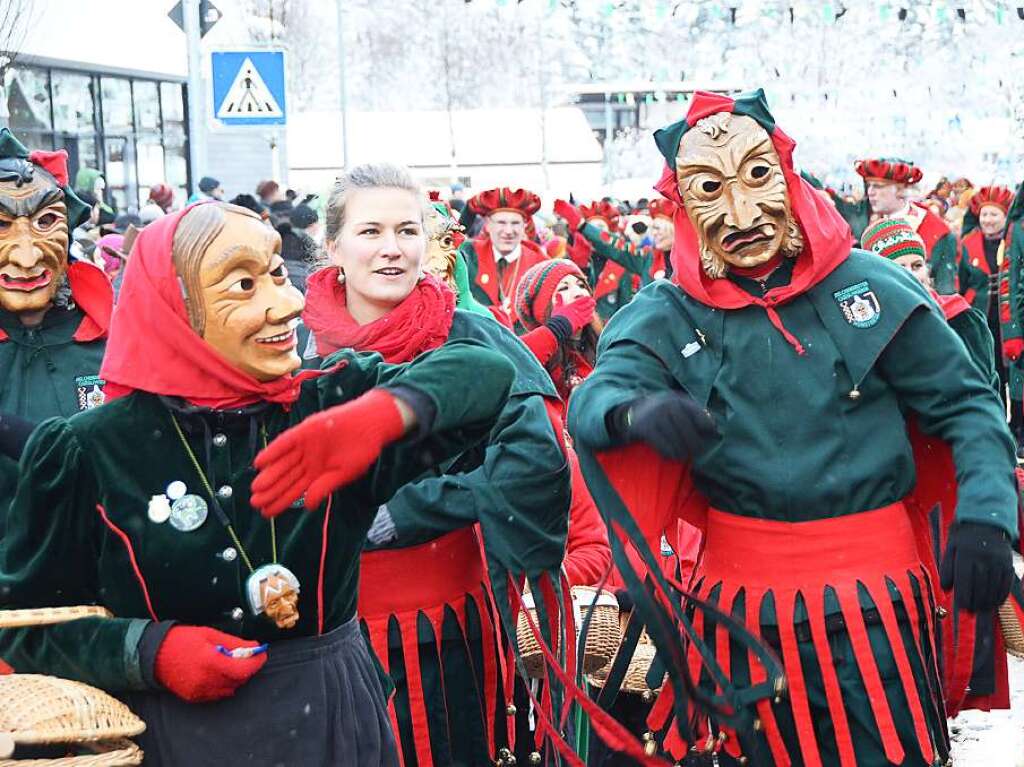 In Stegen beteiligten sich 74 Narrenznfte, Musikkapellen, Guggemusiken und Fasnetcliquen am groen Jubilumsumzug der Waldgeister.