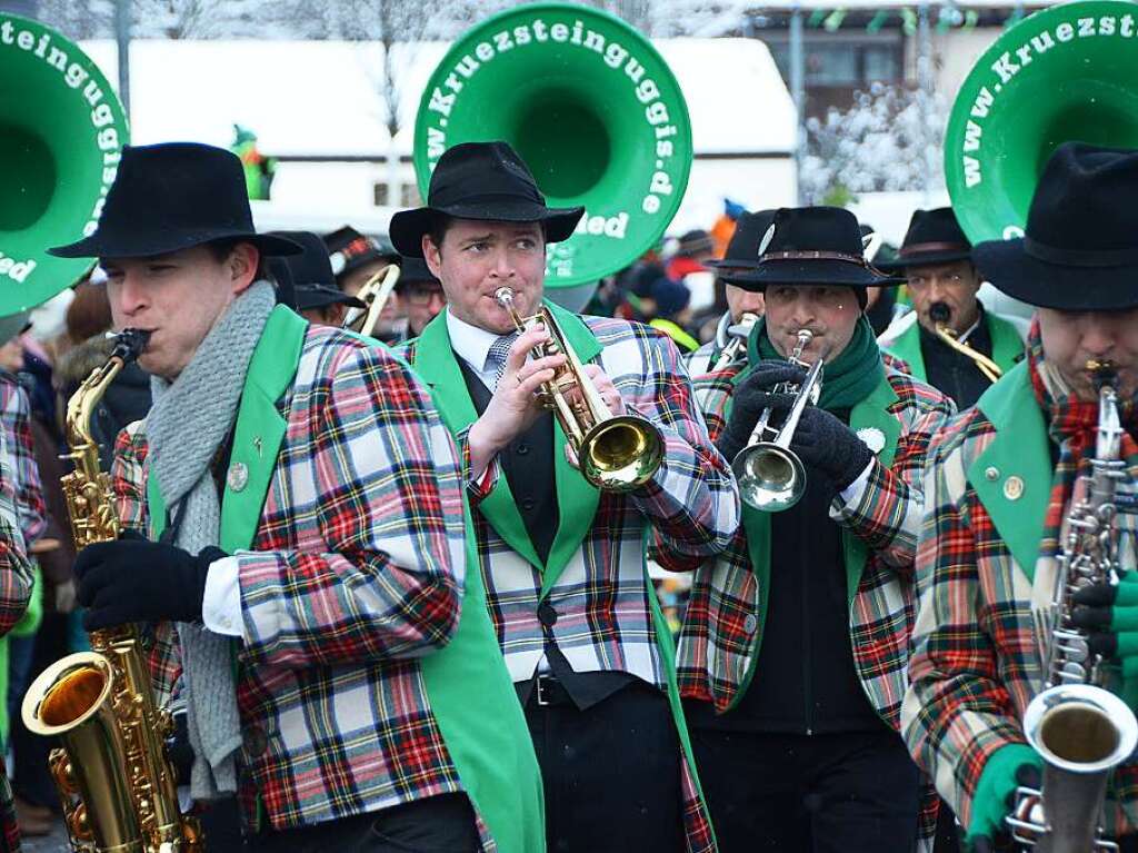 In Stegen beteiligten sich 74 Narrenznfte, Musikkapellen, Guggemusiken und Fasnetcliquen am groen Jubilumsumzug der Waldgeister.