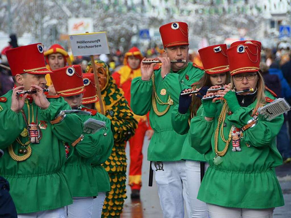 In Stegen beteiligten sich 74 Narrenznfte, Musikkapellen, Guggemusiken und Fasnetcliquen am groen Jubilumsumzug der Waldgeister.