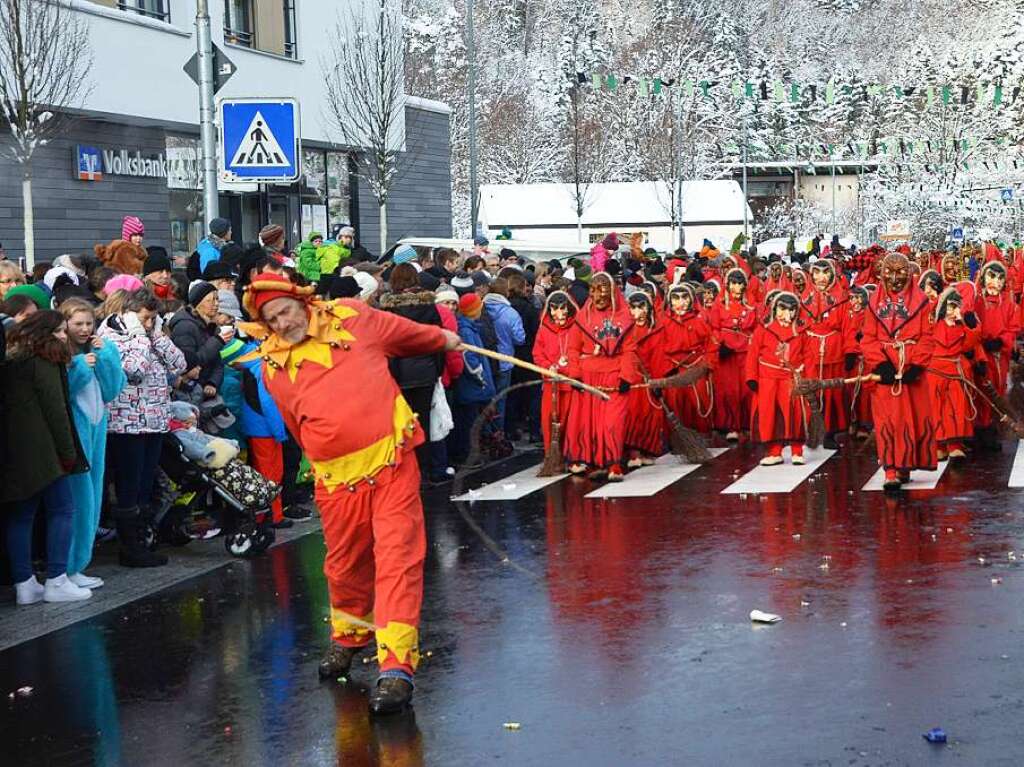 In Stegen beteiligten sich 74 Narrenznfte, Musikkapellen, Guggemusiken und Fasnetcliquen am groen Jubilumsumzug der Waldgeister.