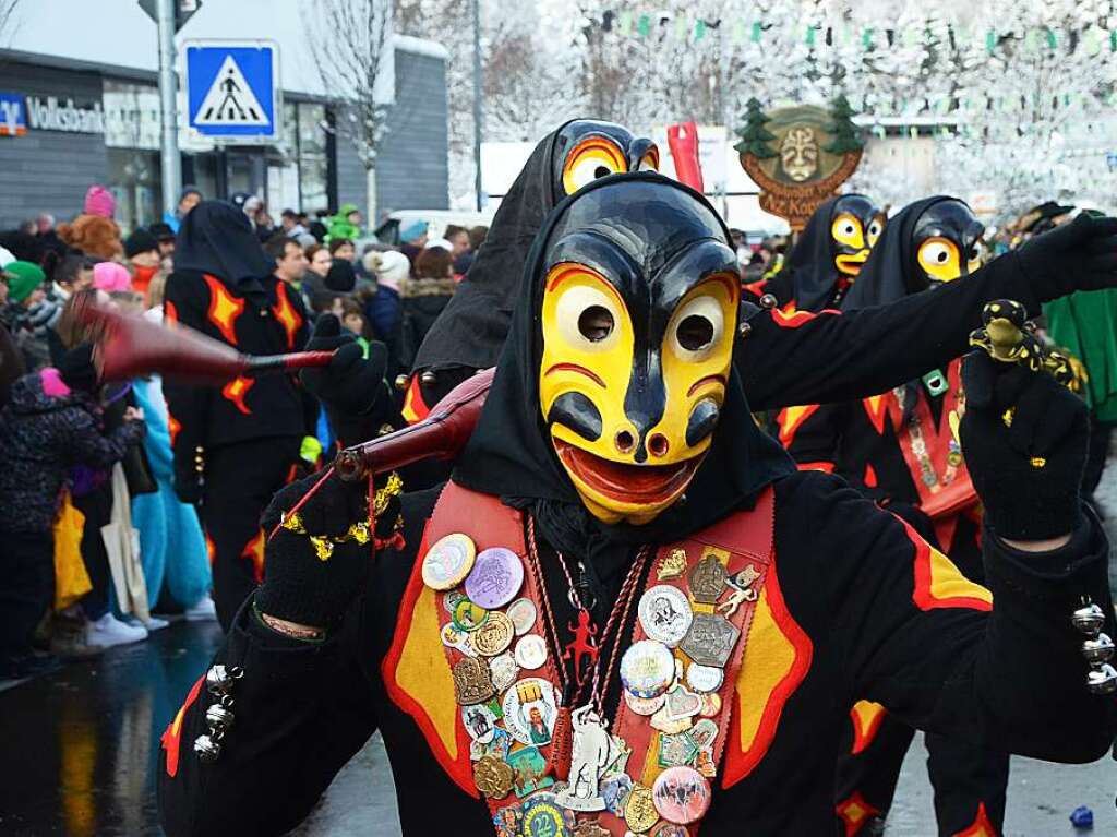 In Stegen beteiligten sich 74 Narrenznfte, Musikkapellen, Guggemusiken und Fasnetcliquen am groen Jubilumsumzug der Waldgeister.