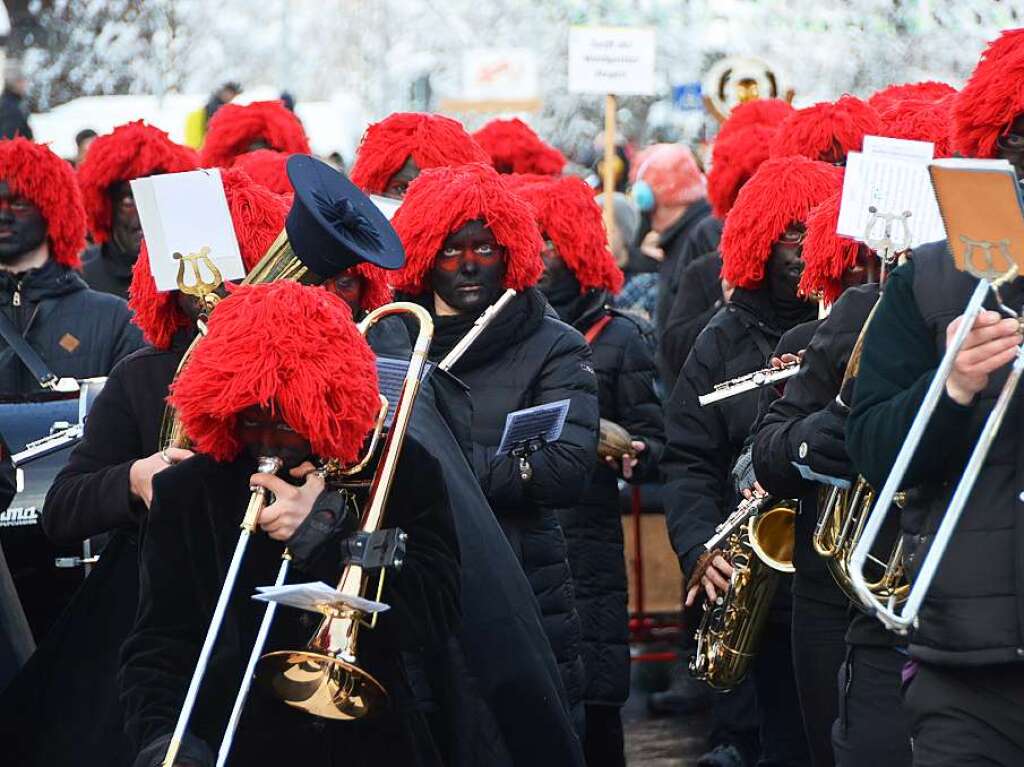 In Stegen beteiligten sich 74 Narrenznfte, Musikkapellen, Guggemusiken und Fasnetcliquen am groen Jubilumsumzug der Waldgeister.