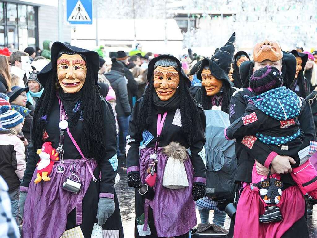 In Stegen beteiligten sich 74 Narrenznfte, Musikkapellen, Guggemusiken und Fasnetcliquen am groen Jubilumsumzug der Waldgeister.