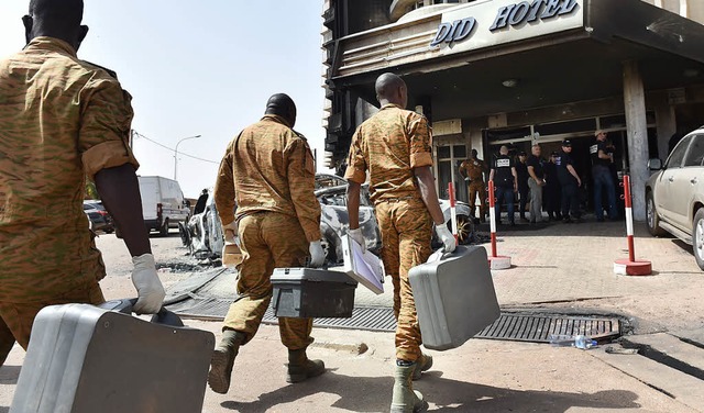 Burkinische Ermittler erreichen nach der Tat das Splendid-Hotel.  | Foto: afp