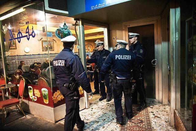 300 Polizisten vollziehen eine Razzia im Maghreb-Viertel