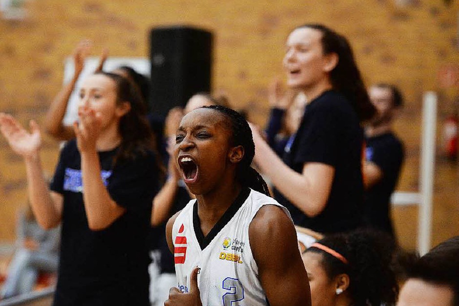 „Wow, was sind wir für ein tolles Team“ – Chelsea Douglas (weißes Trikot) und ihre Mitspielerinnen Christina Zehender (links) sowie Nadjeschda Ilmberger (rechts) bejubeln eine gelungene Aktion. (Foto: Patrick Seeger) „Wow, was sind wir für ein tolles Team“ – Chelsea Douglas (weißes Trikot) und ihre Mitspielerinnen Christina Zehender (links) sowie Nadjeschda Ilmberger (rechts) bejubeln eine gelungene Aktion. (Foto: Patrick Seeger)