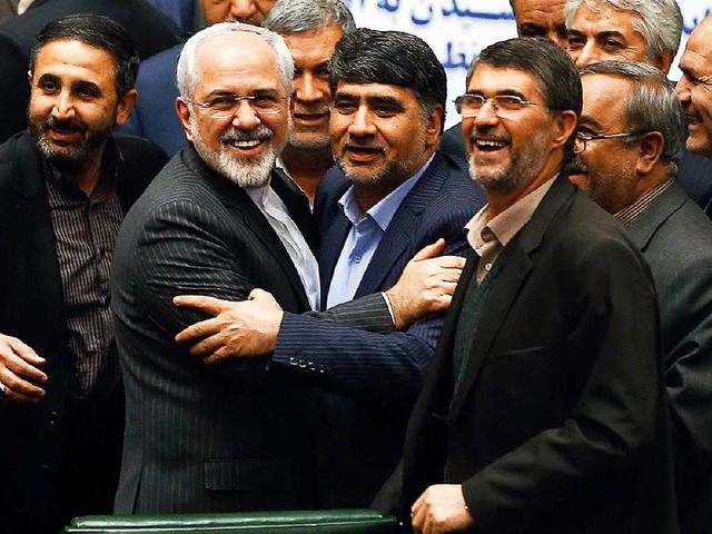 Freude in Teheran: Mitglieder des iran...ammad Javad Zarif (zweiter von links).  | Foto: dpa
