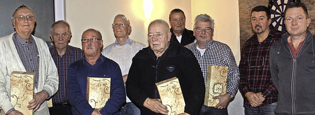 Fr 40 Jahre Mitgliedschaft beim Angel...nner (von rechts) sieben Mitglieder.   | Foto: Christiane Franz