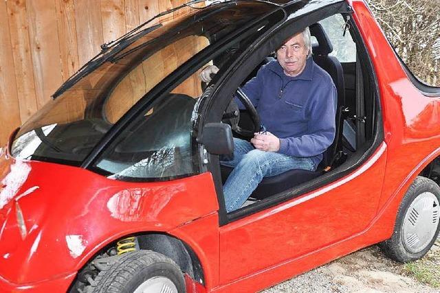 Staufener bewahrt original Hotzenblitz-Elektroauto in seinem Carport auf