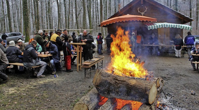 Bei der Brennholzversteigerung in Mapp... frisch aufgebauten &#8211; Jagdhtte.  | Foto: Cremer