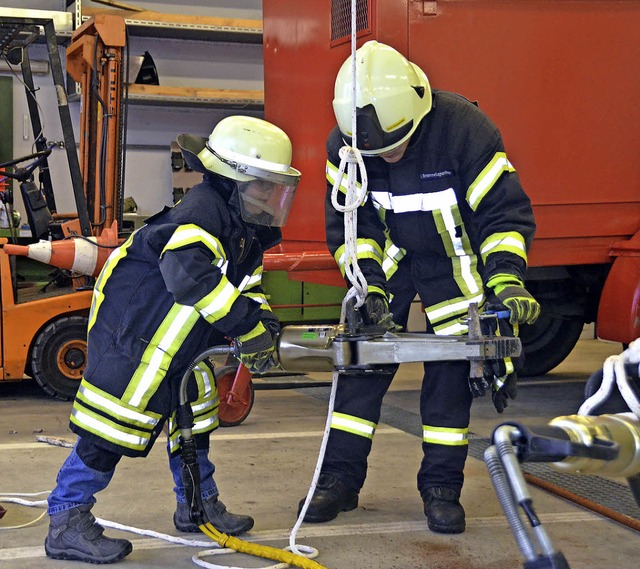 Gar nicht so einfach: arbeiten in  Feuerwehrmontur  | Foto: Sofia Conraths