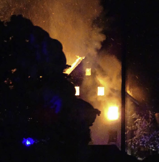 Das Wohngebude in Unteribental brannt...uchenbach und Kirchzarten lichterloh.   | Foto: Linda Gttel/Kamera24