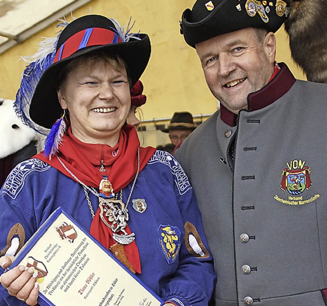 Diana Bhler wurde von Narrenvogt Mark...t dem silbernen Verbandsorden geehrt.   | Foto: Wehrle