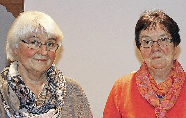 Hannelore Lebtig (50 Jahre, links) und...igkeit zum Kirchenchor geehrt worden.   | Foto: C. Liebwein