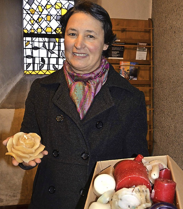 Anneliese Stiebellehner sammelt in der...eorg      Wachsreste und Briefmarken.   | Foto: Martina Weber-Kroker