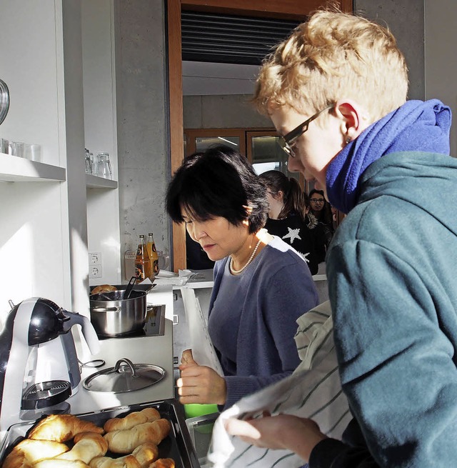 Gemeindediakonin Kyoung-hi Zell kmmer...rmentoren um das Caf auf dem Campus.   | Foto: Boris Burkhardt