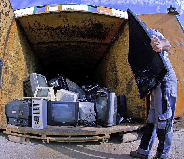 Weg mit dem alten Zeug! Recyclinghfe ...e sowieso zu viel Strom verbrauchten.   | Foto: Franziska Koark/dpa