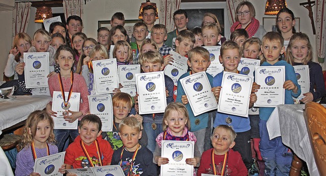 40 Kinder prsentierten zum Abschluss des Skifestes stolz ihre Urkunden.  | Foto: Dorothe Kuhlmann