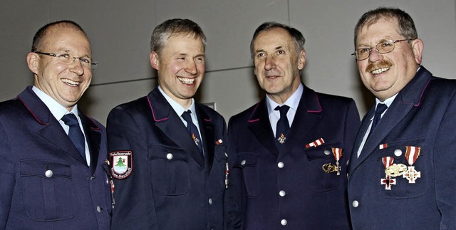 Das Feuerwehrehrenabzeichen in Silber ...her, Bernhard Kreuz und Horst Metzler.  | Foto: Eva Korinth