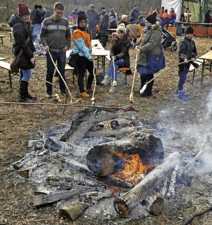 Znftiges Stockbrotbacken gehrt einfach mit dazu beim Waldfest.  | Foto: Thomas Kunz