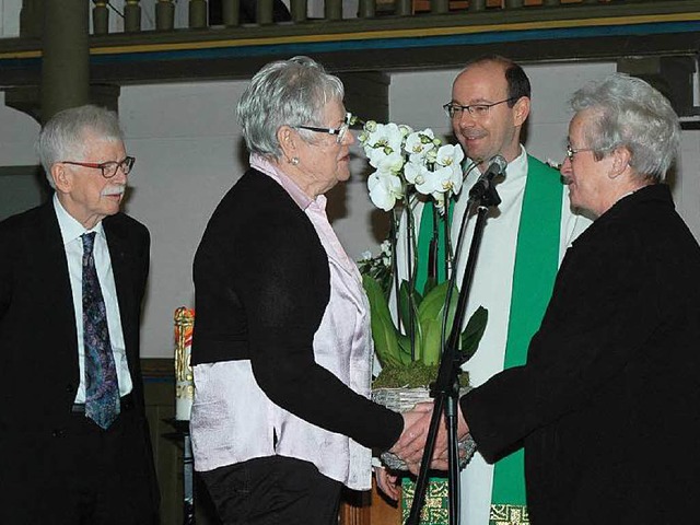 Zum Abschied des Organisten Gerhard Di... von Pfarrer Mahler und Helga Sieglin.  | Foto: Regine Ounas-Krusel