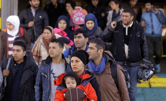 Jeden Tag verlassen Flchtlinge die  in Pirus ankommende Autofhre aus Lesbos.   | Foto: dpa