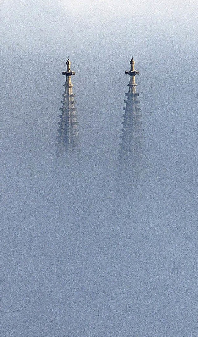 Turmspitzen des Regensburger Doms im Nebel.  | Foto: dpa