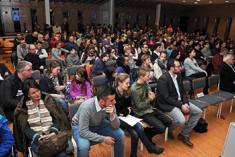 An die 250 Besucher waren zu der Kandidatenvorstellung der besonderen Art gekommen. (Foto: Bettina Schaller) An die 250 Besucher waren zu der Kandidatenvorstellung der besonderen Art gekommen. (Foto: Bettina Schaller)