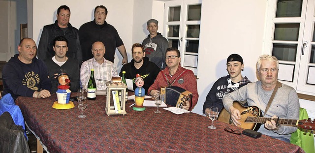 Die Jokiligruppe stimmt sich auf ihre ... von Rainer Meyer und Ralf Thormhlen.  | Foto: Kunibert Stnder
