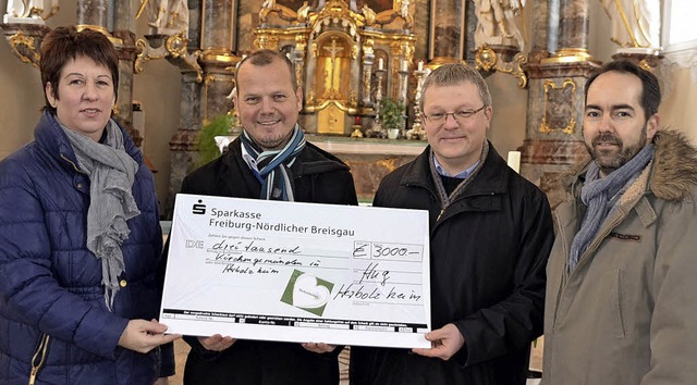 Jutta Khnert und Philipp Ulmer (recht...onzert, einen 3000-Euro-Spendenscheck.  | Foto: Schimanski