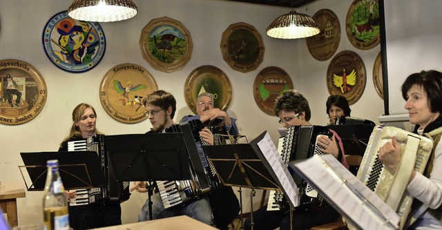 Ungewhnlich: Musiker unter Schtzensc...euter Schtzen - dem Ausweichquartier.  | Foto: Hans Meidhof