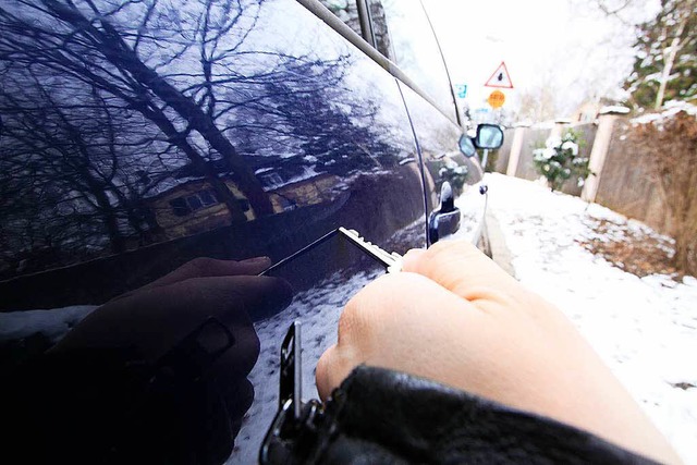Symbolbild: Ein Mann zerkratzt ein Auto mit seinem Schlssel.  | Foto: Patrik Mller