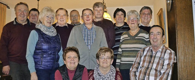 Ein Teil der langjhrigen Vereinsmitgl... nahm die Ehrung persnlich entgegen.   | Foto: Liane Schilling