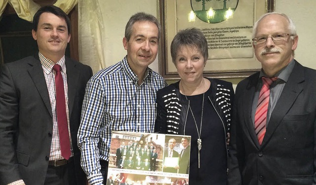 Fr jeden Snger ein Erinnerungsstck:... Olga Schlesinger und Torsten Steiner.  | Foto: Gemeinde