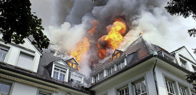Am 5. Juli 2012 loderten die Flammen aus dem Dachboden.   | Foto: Peter Heck
