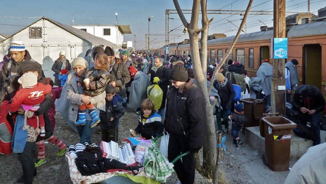 Flchtlinge kommen am Bahnhof von Taba...relief, die Menschen zu untersttzen.   | Foto: Privat (2)/Michael Bamberger