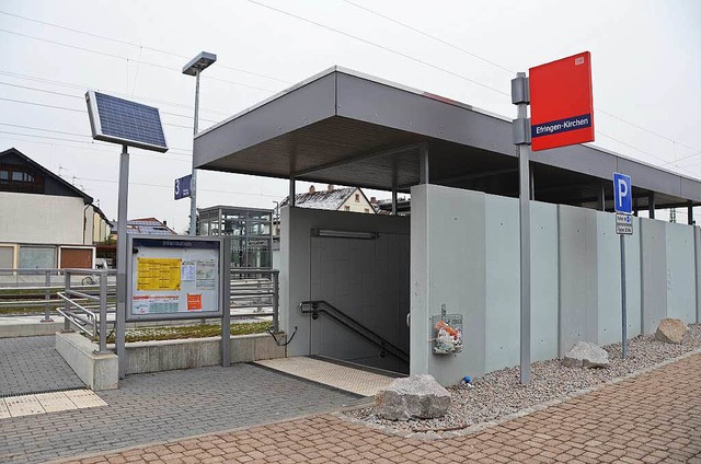 Ganz neu, aber das Dach zur Unterfhru... Bahnhof Efringen-Kirchen ist undicht.  | Foto: Victoria Langelott