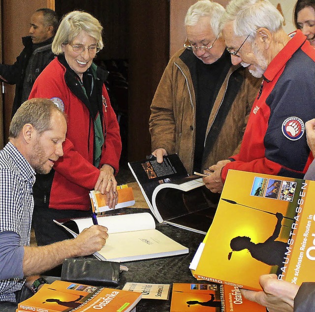 Hartmut Fiebig kam kaum mit dem Signieren seiner Bcher nach.  | Foto: cre