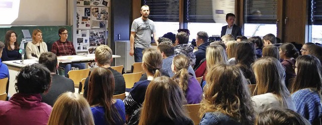 Die vier Studienbotschafter wecken mit...s Interesse der baldigen Abiturienten.  | Foto: Elleser