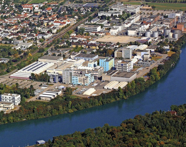 Auf dem Areal der BASF am Rhein (Bildm...ln. Peter Donath rgert sich darber.   | Foto: Erich Meyer