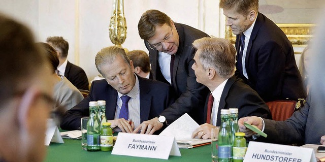 sterreichs Bundeskanzler Faymann (sitzend, rechts) whrend der Beratungen   | Foto: dpa
