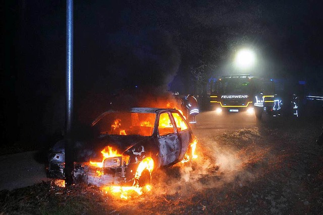 Trotz des raschen Eingreifens der Feuerwehr brennt der Ford vllig aus.  | Foto: WOLFGANG KUENSTLE               
