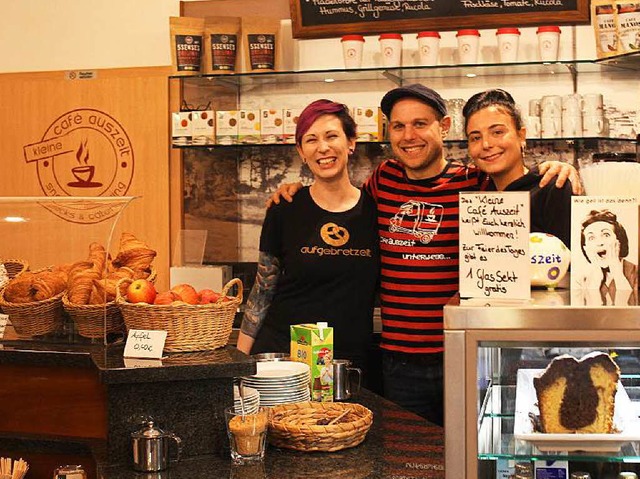 Benny Haas (Mitte) hat in der Rempartstrae ein weiteres Caf  erffnet.  | Foto: Laura Wolfert