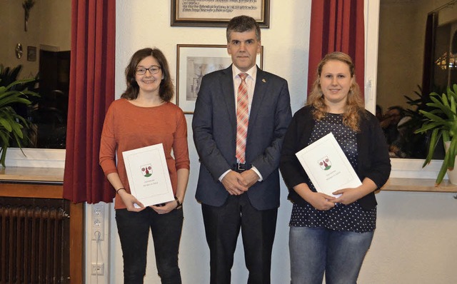 Auszeichnung in der Gemeinderatssitzun...a Schultis und Vanessa Schneider (re.)  | Foto: Nikolaus Bayer