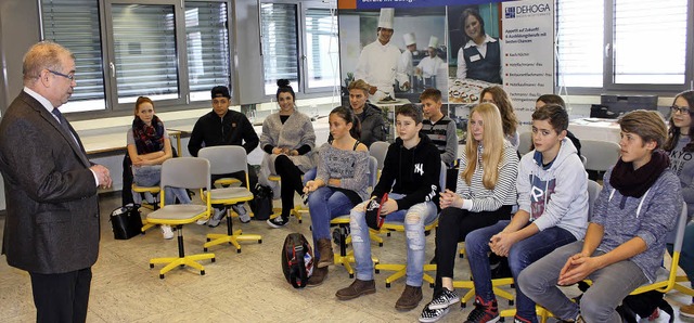 Ullrich Kramer (links), Chef des  Hote...an der Kanderner August-Macke-Schule.   | Foto: Reinhard Cremer