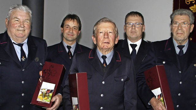 Fr 60-jhrige Mitgliedschaft bei der ...er (hintere Reihe von rechts)  geehrt.  | Foto: Herbert Trogus
