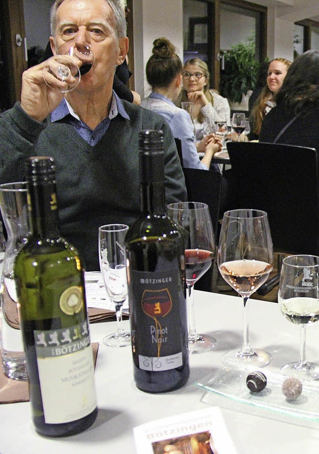 Wein und Sekt in Kombination mit  Pral...etet die WG Btzingen  zum Kosten an.   | Foto: Horst David